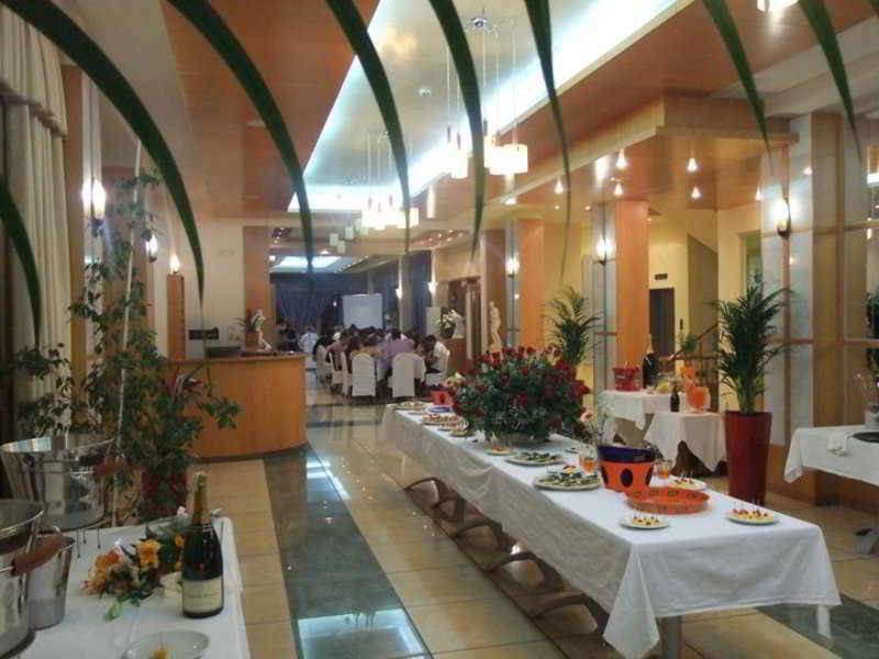 Paradise Beach Hotel Radhime Restoran gambar